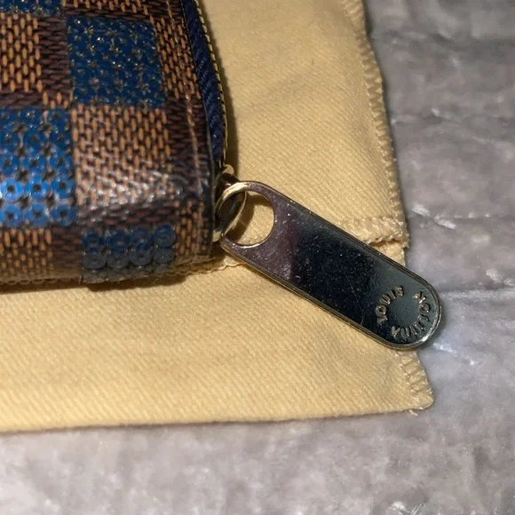 Louis Vuitton Damier Payette wallet excellent condition.. Size 7 1/2 x 4 inches - Picture 9 of 16